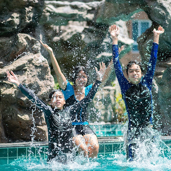 Tote'l Towel Waterpark Family web